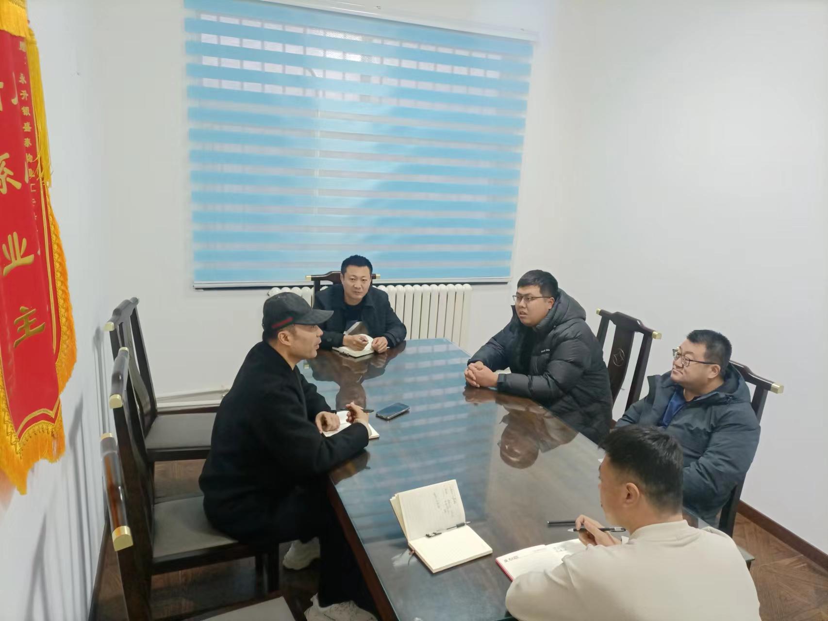 2-23121H11535225.jpg 城陽區(qū)物業(yè)辦有關(guān)領(lǐng)導(dǎo)來公司檢查指導(dǎo)工作(圖3)