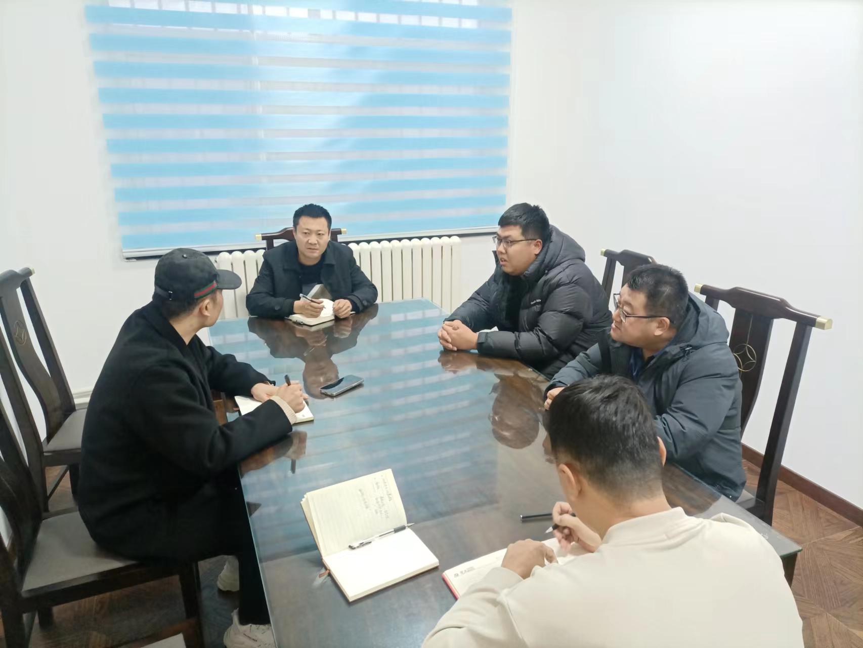 2-23121H11544I5.jpg 城陽區(qū)物業(yè)辦有關(guān)領(lǐng)導(dǎo)來公司檢查指導(dǎo)工作(圖4)